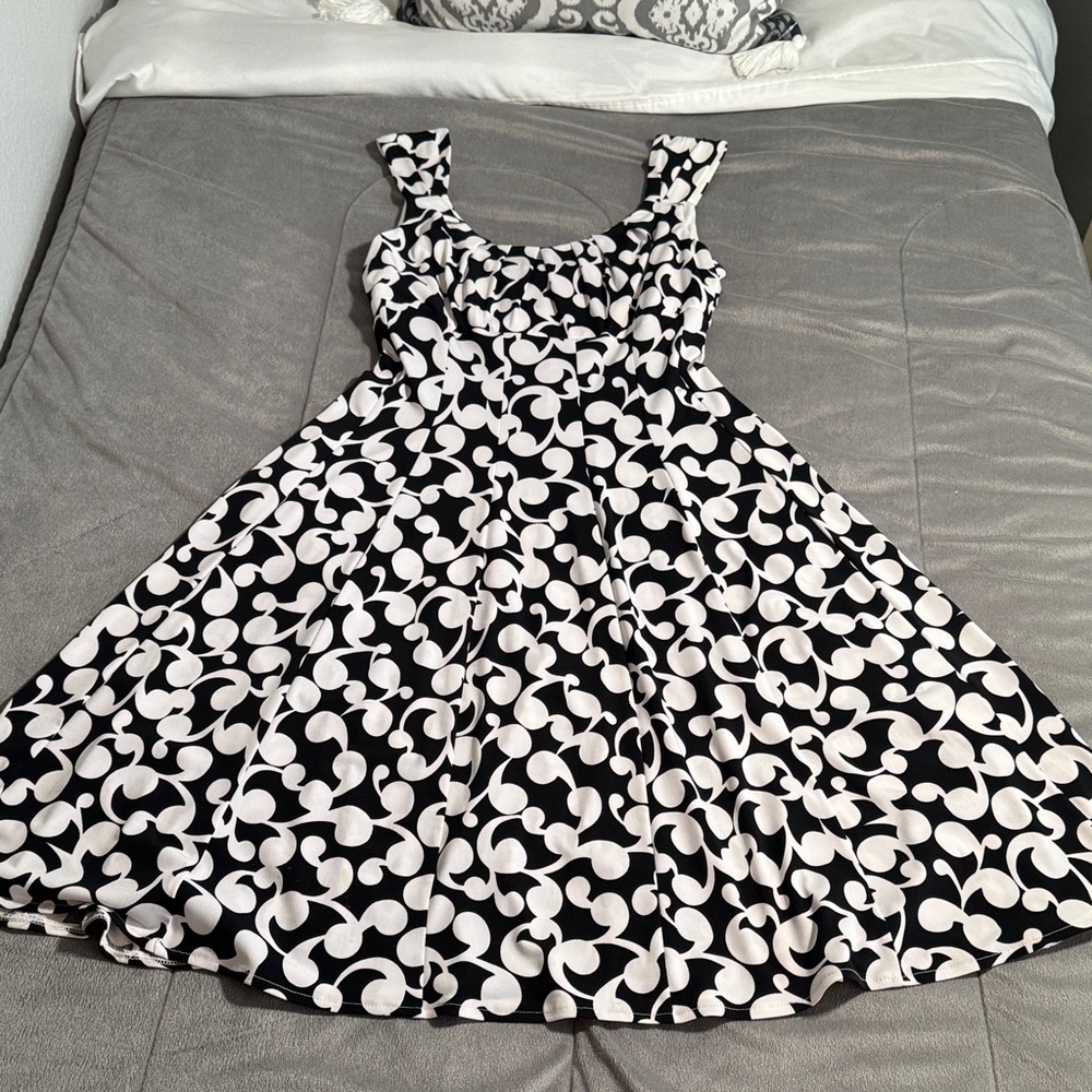 London Times Black and White Sleeveless Fit-and-Flare Midi Dress size small